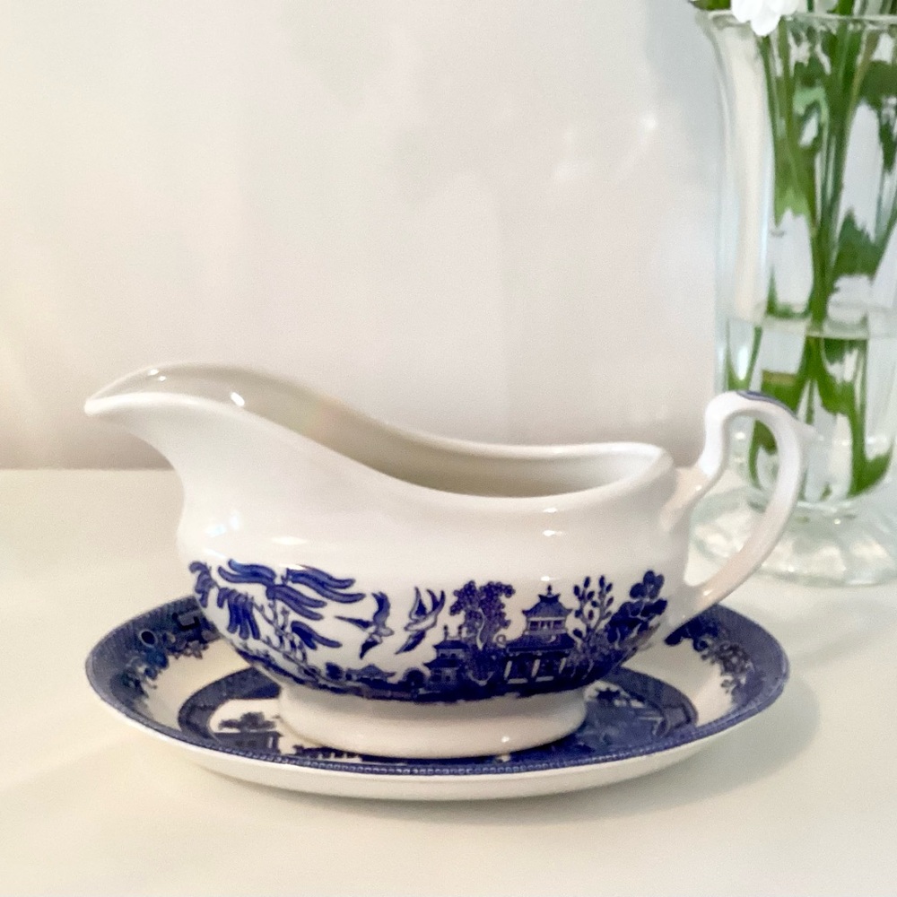 Churchill/Johnson Brothers Blue Willow Sauceboat set